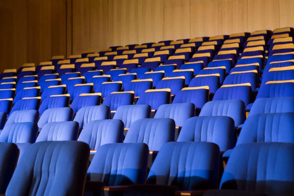 Fileres de seients en un auditori de cursos soc amposta