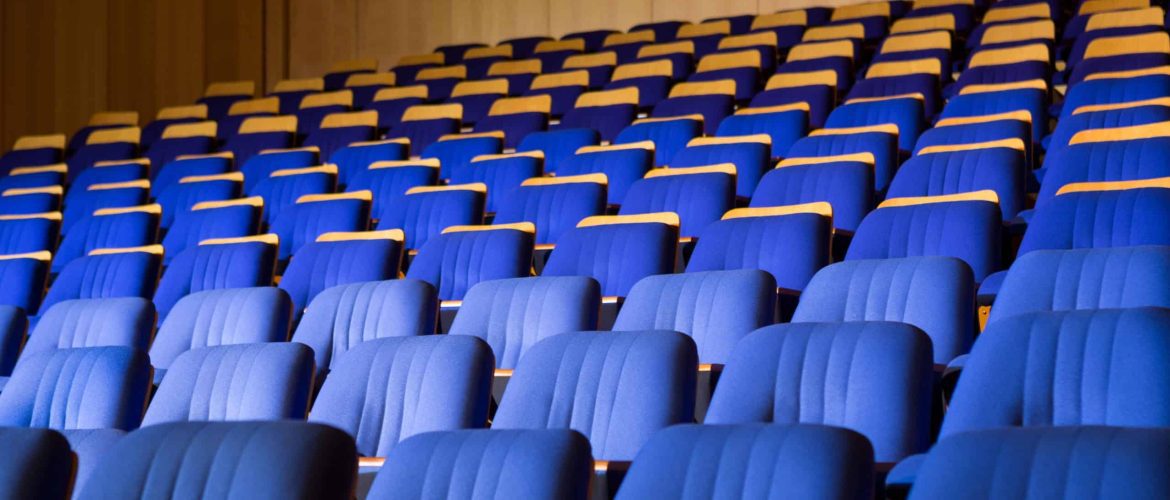 Fileres de seients en un auditori de cursos soc amposta