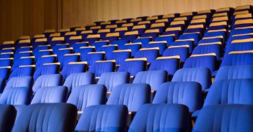 Fileres de seients en un auditori de cursos soc amposta