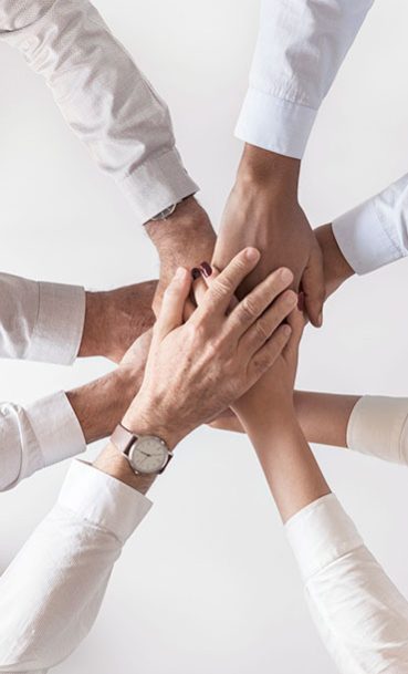 Un grup d'empresaris unint les seves mans.