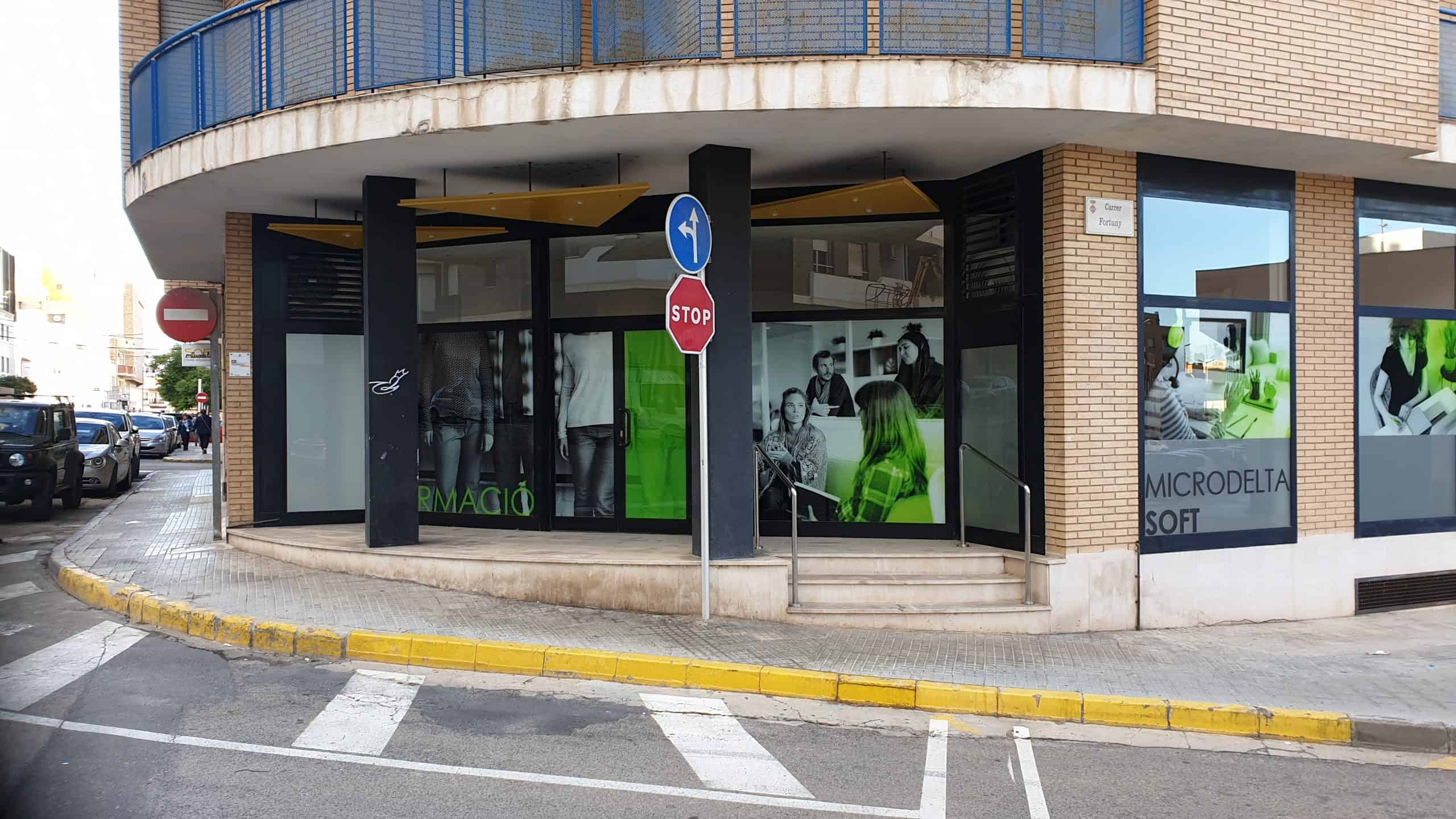 Un aparador amb un rètol verd.