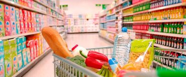 Un carro de la compra en una botiga de queviures.